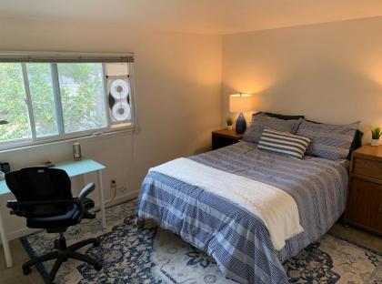 Private Rooms Inside Spacious Saratoga House w Large Yard & Cars Available - image 11