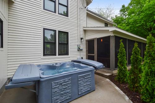 Saugatuck Farmhouse - image 4