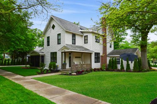 Saugatuck Farmhouse - image 5