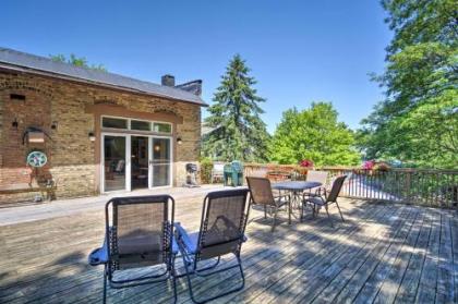 Charming Saugatuck Condo with Private Deck and Grill! - image 2