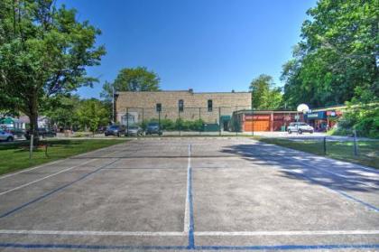 Charming Saugatuck Condo with Private Deck and Grill! - image 3