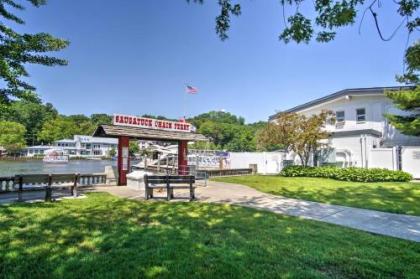Charming Saugatuck Condo with Private Deck and Grill! - image 4