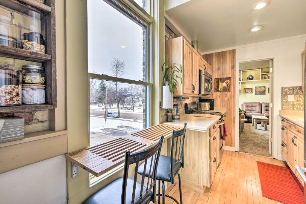 Historic and Updated Apt Less Than 4 Mi to Oval Beach! - image 5
