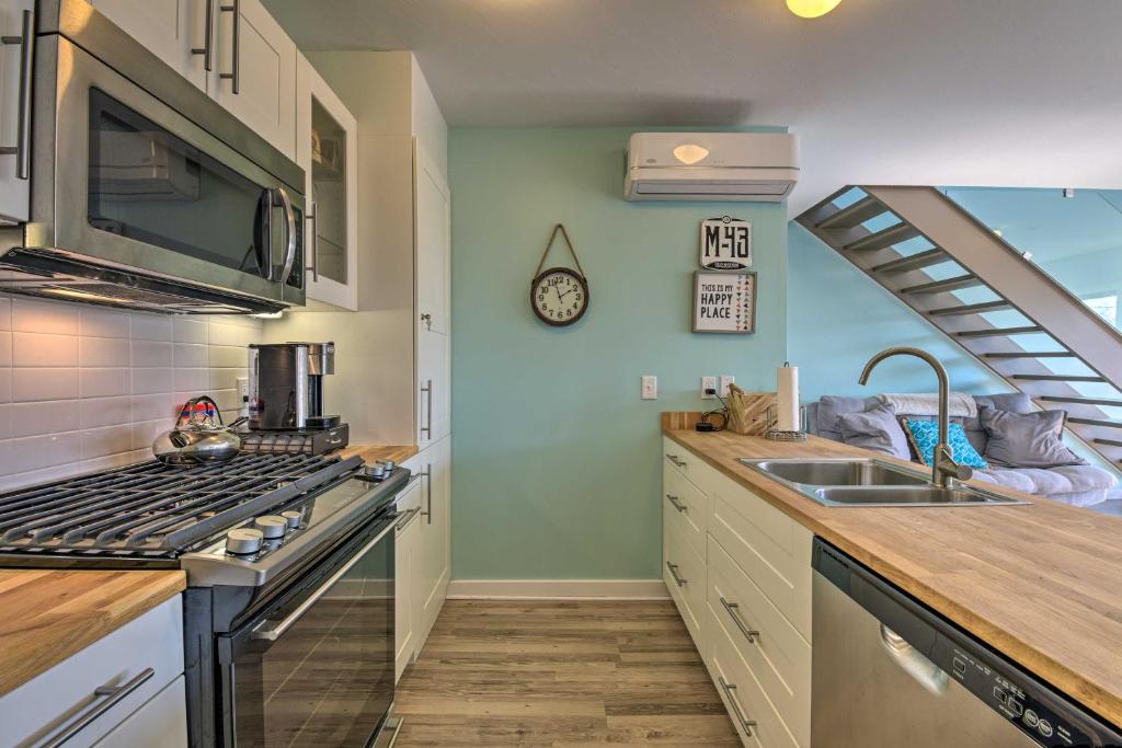 Downtown Saugatuck Condo Near Oval Beach! - main image