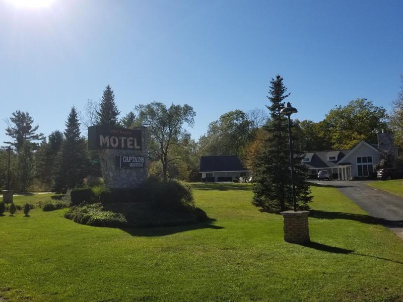 Captain's Quarters Motel - main image