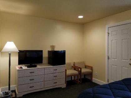 Captain's Quarters Motel - image 8