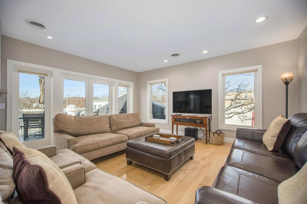 Lake View Getaway - main image