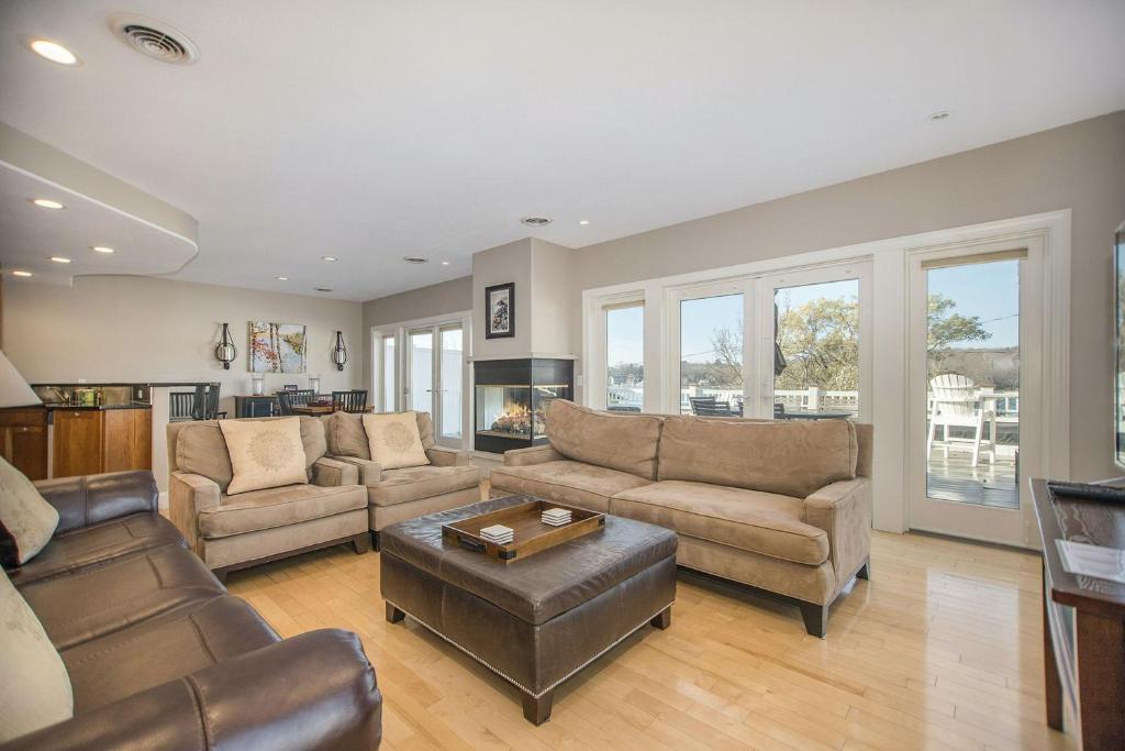 Lake View Getaway - image 6