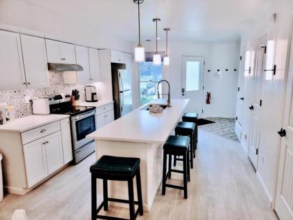 This Charming 2 bed condo is next to downtown Saugatuck and includes a pool! - image 11