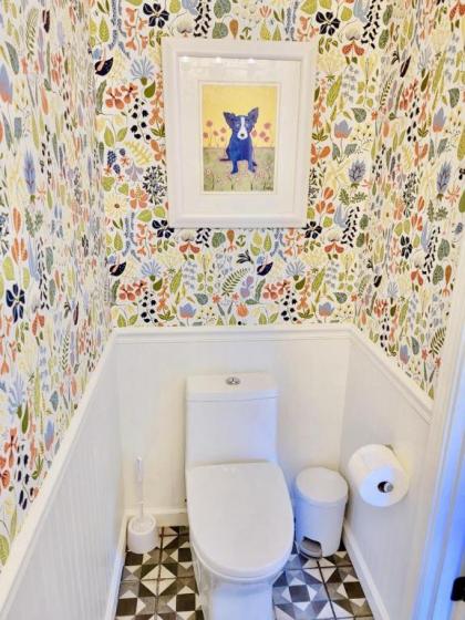 This Charming 2 bed condo is next to downtown Saugatuck and includes a pool! - image 15