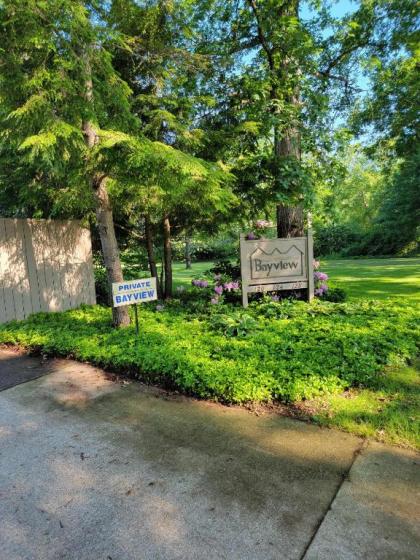 This Charming 2 bed condo is next to downtown Saugatuck and includes a pool! - image 6