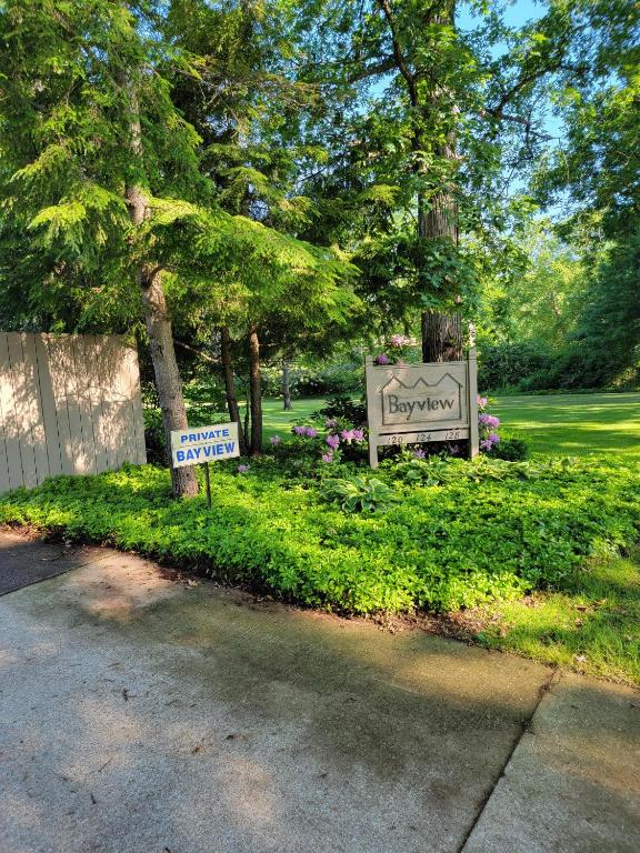 This Charming 2 bed condo is next to downtown Saugatuck and includes a pool! - image 6