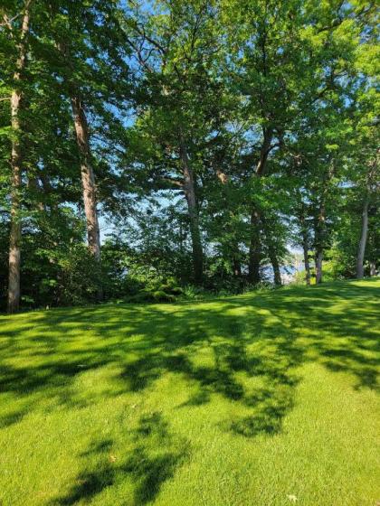 This Charming 2 bed condo is next to downtown Saugatuck and includes a pool! - image 7