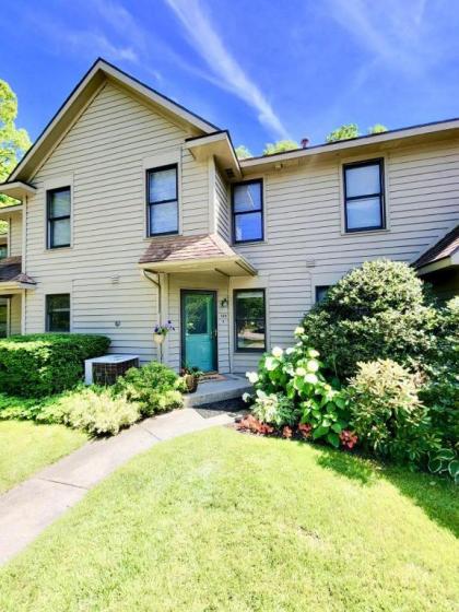 This Charming 2 bed condo is next to downtown Saugatuck and includes a pool! - image 9