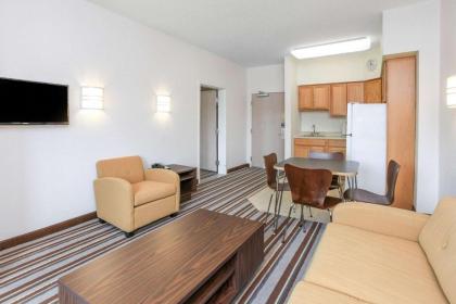 Super 8 by Wyndham Sault Ste. Marie - image 11