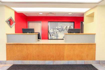 Super 8 by Wyndham Sault Ste. Marie - image 3