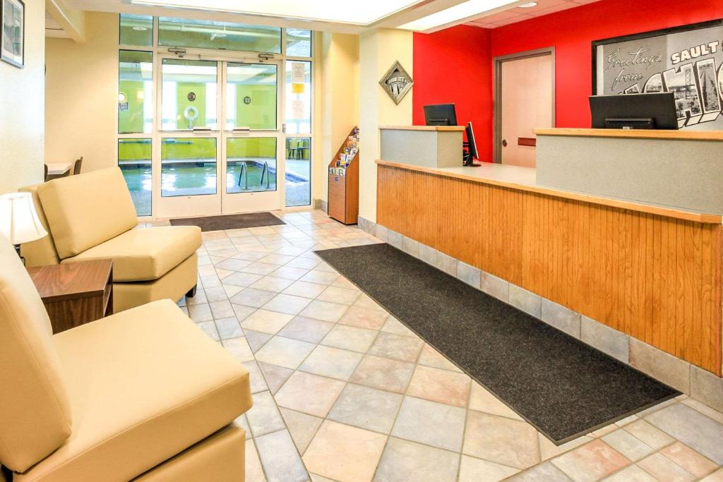 Super 8 by Wyndham Sault Ste. Marie - image 4