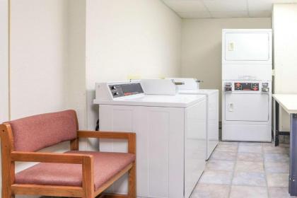 Super 8 by Wyndham Sault Ste. Marie - image 5