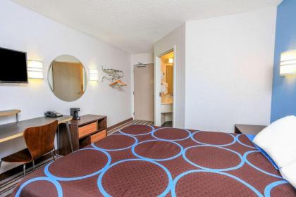 Super 8 by Wyndham Sault Ste. Marie - image 7