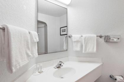 Super 8 by Wyndham Sault Ste. Marie - image 9