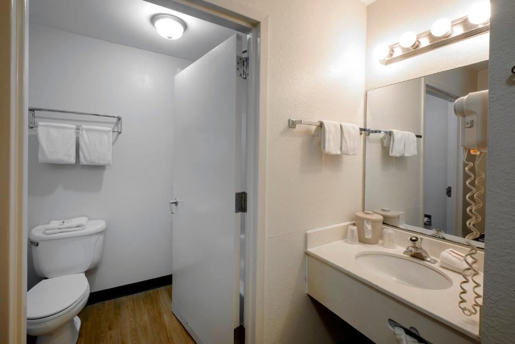 Red Roof Inn & Suites Savannah Airport - image 2