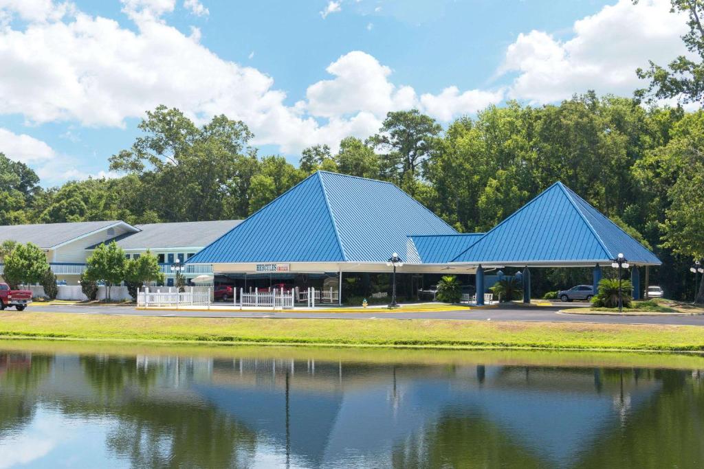 Days Inn by Wyndham Savannah Airport - main image