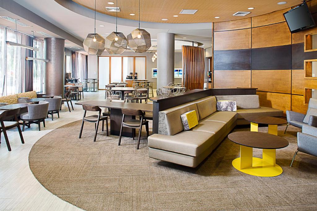 Springhill Suites by Marriott Savannah Downtown Historic District - image 5