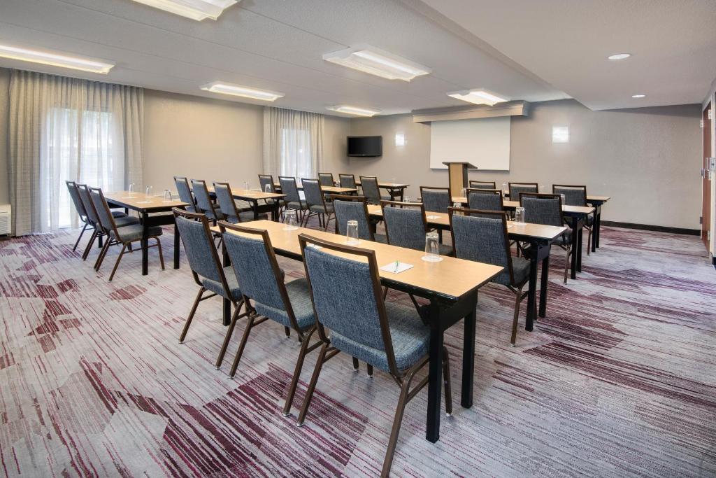 Courtyard by Marriott Savannah Midtown - image 4