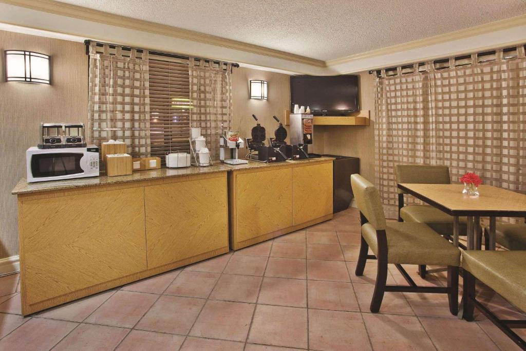 La Quinta Inn by Wyndham Savannah Midtown - image 2