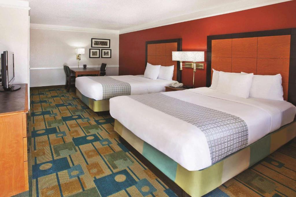 La Quinta Inn by Wyndham Savannah Midtown - image 4