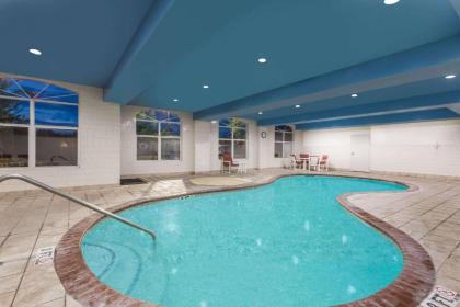 Travelodge by Wyndham Savannah Gateway - image 2