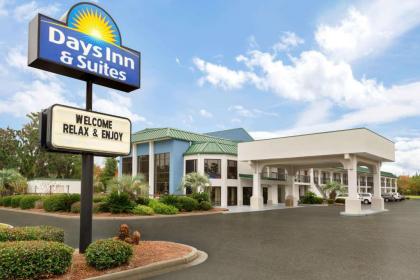 Days Inn & Suites by Wyndham Savannah Midtown