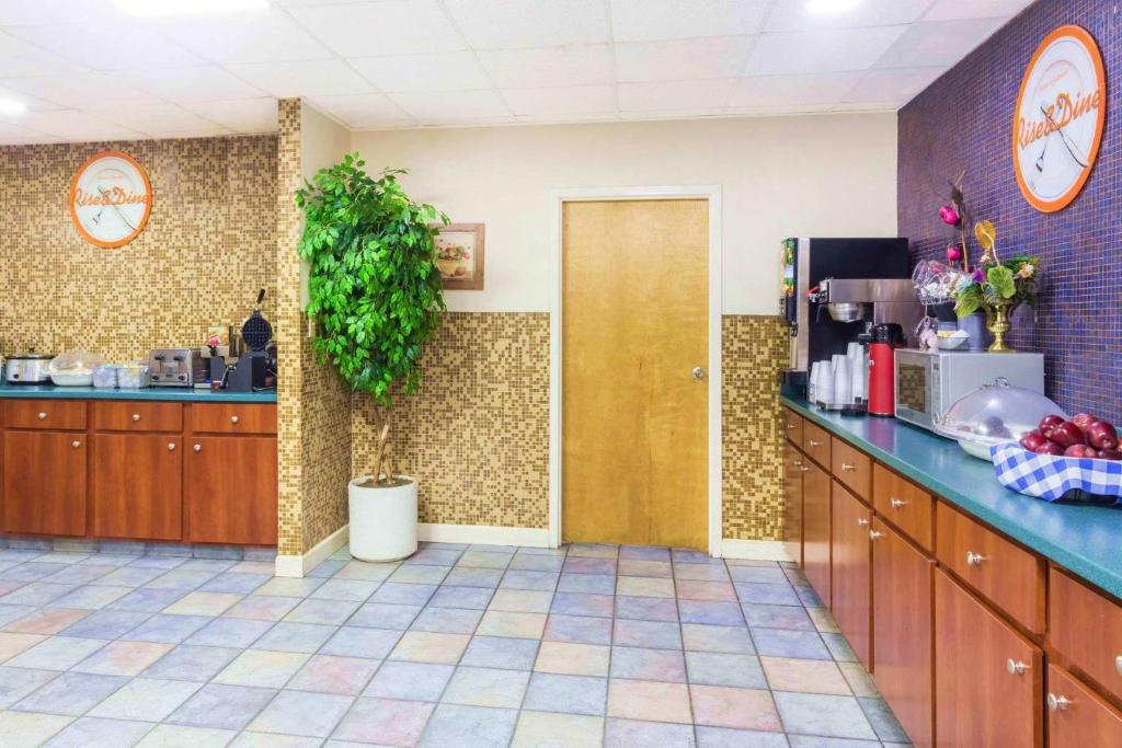 Howard Johnson by Wyndham Savannah GA - image 3