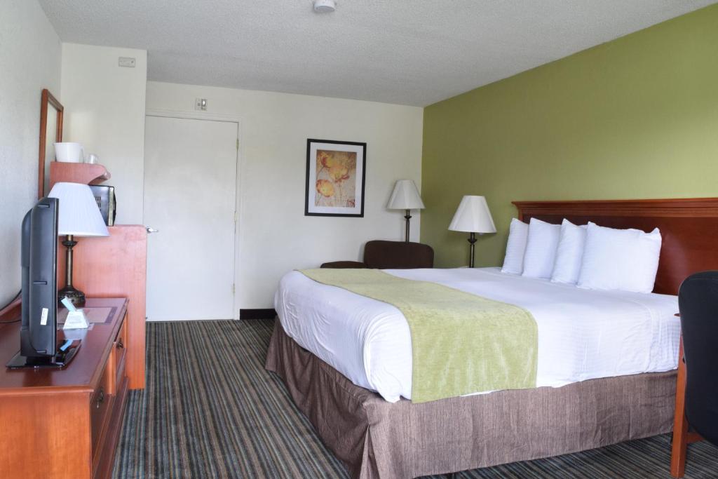 Ramada by Wyndham Savannah Gateway - image 4