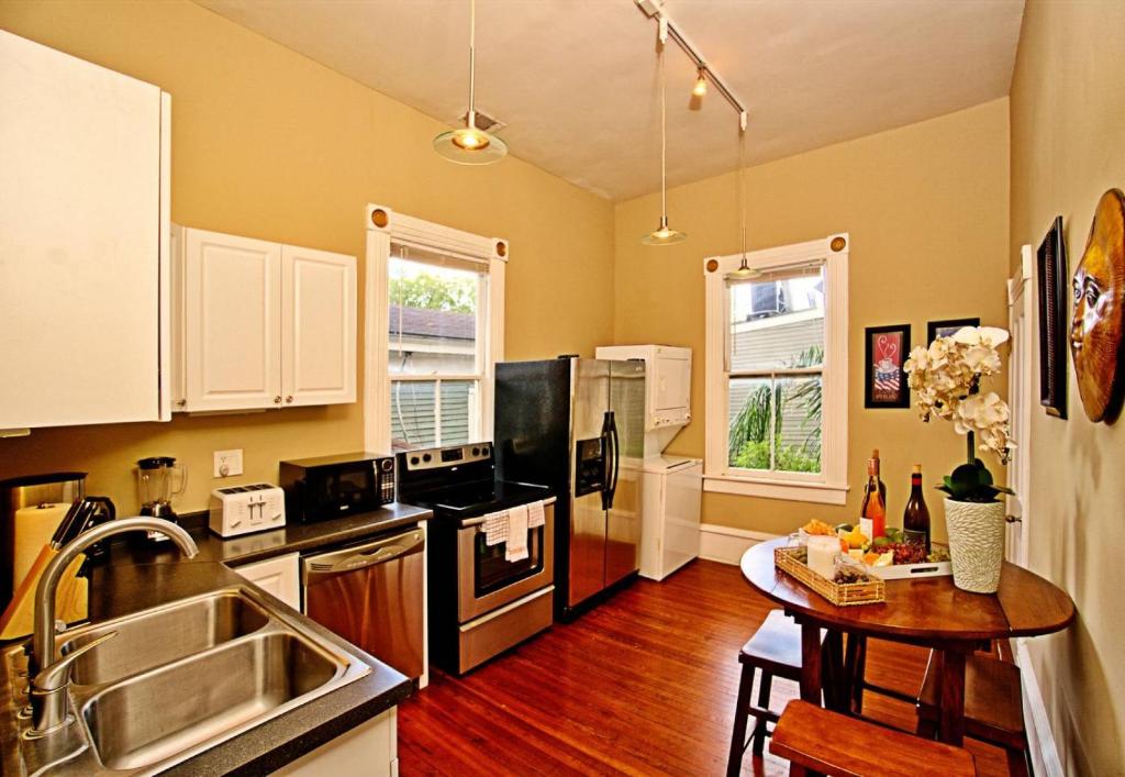 Forsyth Park 2 Bedroom Beauty - image 3