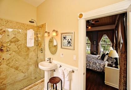 Forsyth Park 2 Bedroom Beauty - image 5