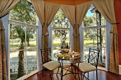 Elegant 2 bed directly on Forsyth Park Georgia