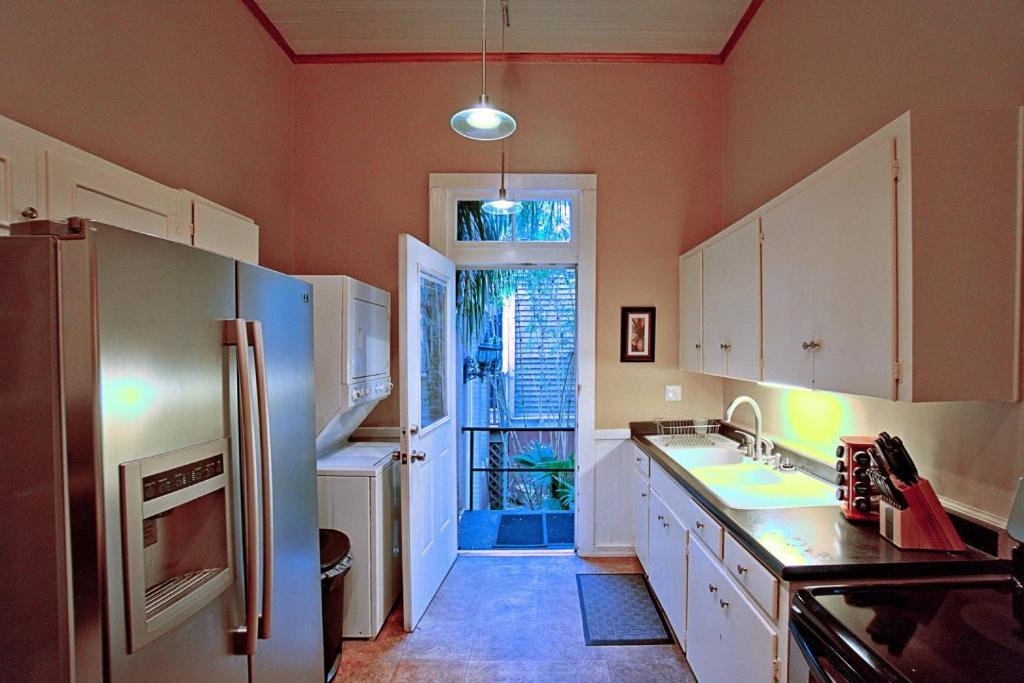 Elegant 2 bed directly on Forsyth Park - image 5