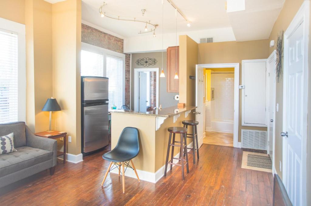 Greene Square Getaway by Lucky Savannah - main image