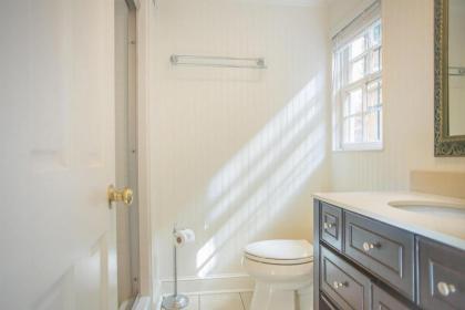 Chatham Square Garden Apartment by Lucky Savannah - image 5
