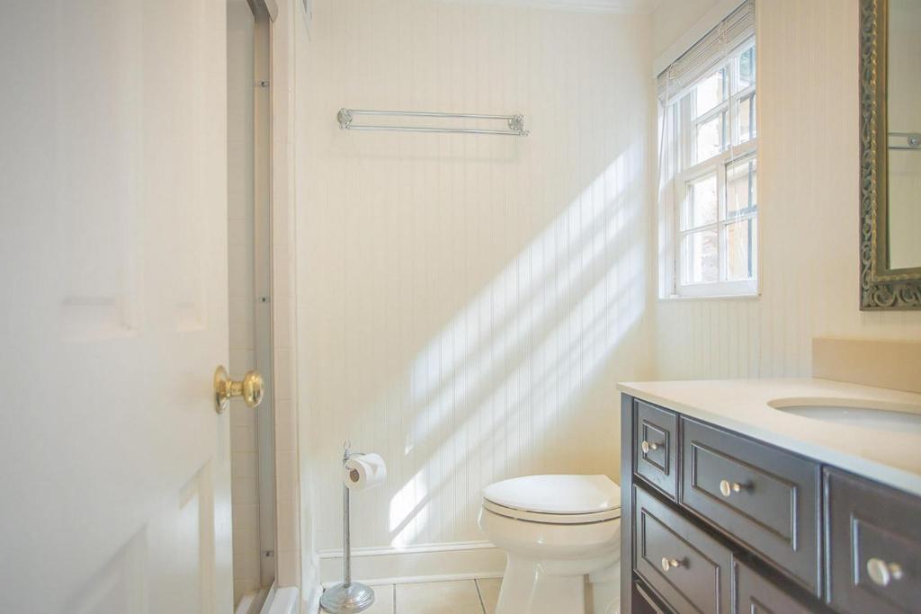 Chatham Square Garden Apartment by Lucky Savannah - image 5