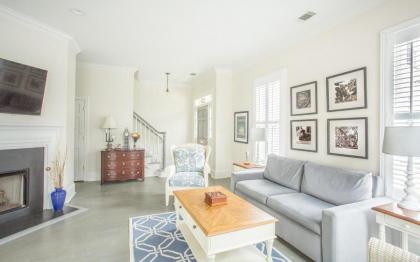 Huntingdon Getaway by Lucky Savannah