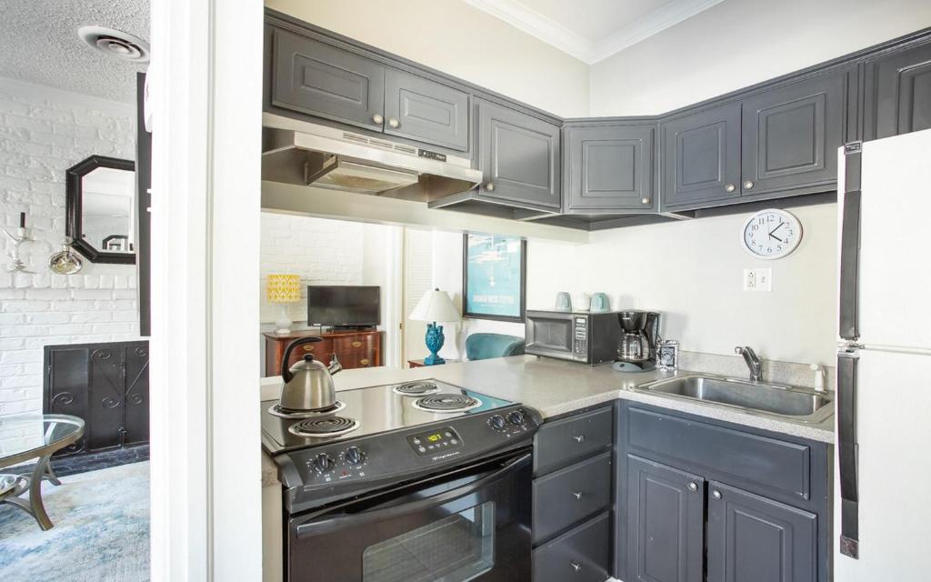 Wakefield Cottage by Lucky Savannah - image 3