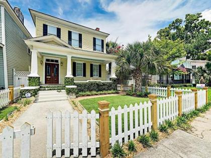 New Listing Hip Retreat 1 mile to Forsyth Park Home