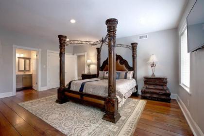 Newly Renovated 4 bed 3 bath and 2 Parking Spots - image 11