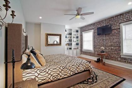 Newly Renovated 4 bed 3 bath and 2 Parking Spots - image 13