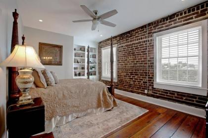 Newly Renovated 4 bed 3 bath and 2 Parking Spots - image 17
