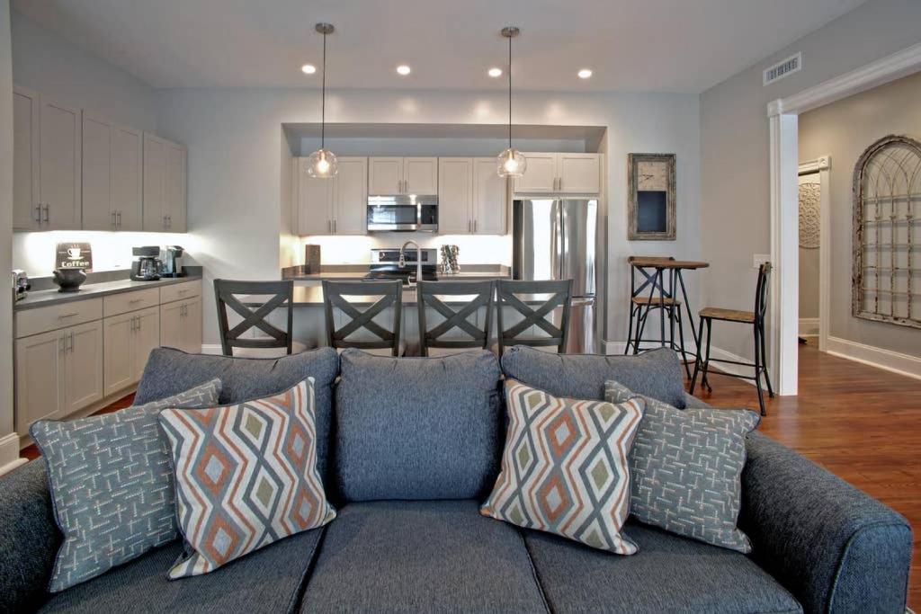 Newly Renovated 4 bed 3 bath and 2 Parking Spots - image 7