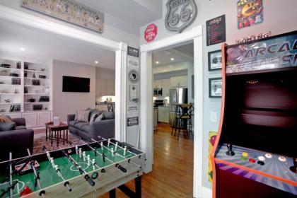 Newly Renovated 4 bed 3 bath and 2 Parking Spots - image 8