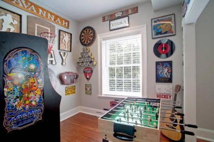 Newly Renovated 4 bed 3 bath and 2 Parking Spots - image 9